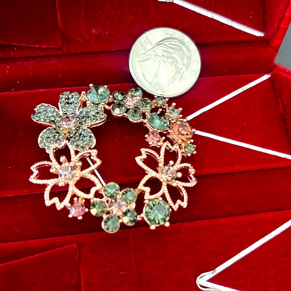 Elegant Floral Brooch with Green and Gold Accents